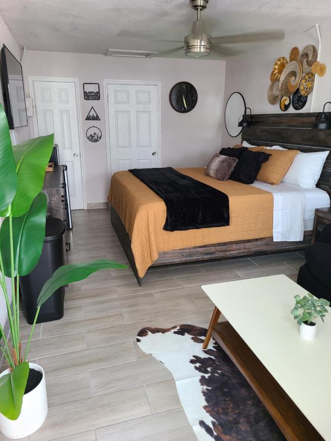 Modern Studio Retreat With King Bed - Cozy Comfort Pahokee Exterior photo